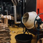 Интерьер цеха по производству кофе с промышленным оборудованием и упаковкой