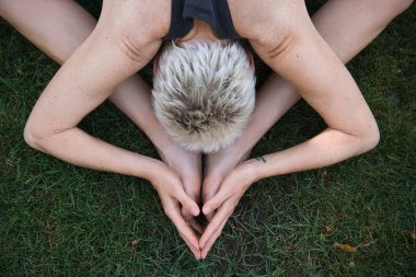 pratik yoga Park çimenlerin üzerinde kadının üstten görünüm
