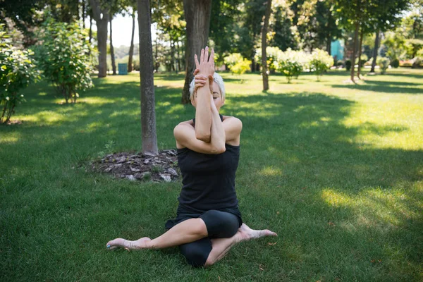 Donna Che Pratica Yoga Seduta Sull Erba Nel Parco — Foto Stock