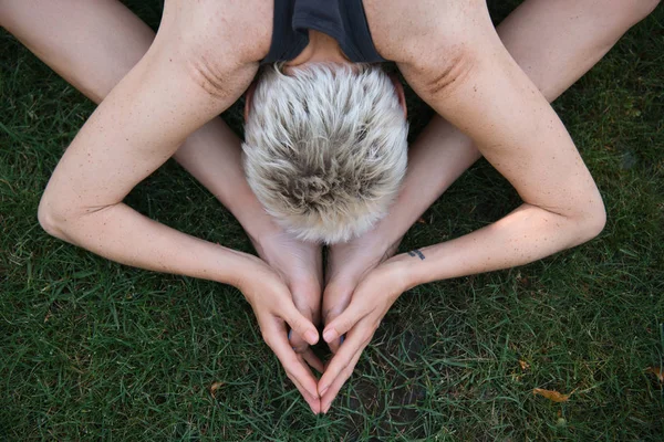 Top View Woman Practicing Yoga Grass Park — Stock Photo, Image