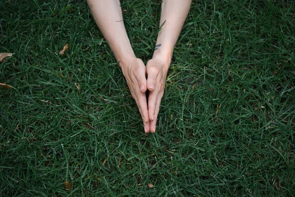 Imaginea Decupată Femeii Care Practică Yoga Mâinile Gestul Namaste Iarbă — Fotografie, imagine de stoc