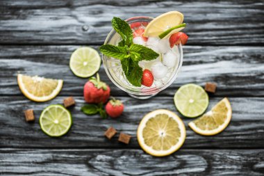 ahşap masa üzerinde taze çilek Mojito cam kokteyl üstten görünüm 