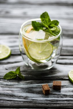 ahşap masa üzerinde cam taze soğuk mojito kokteyl ile yüksek açılı görünüş     