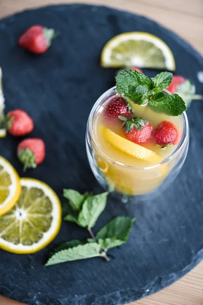 Top View Glass Juicy Summer Cocktail Mint Strawberries Slate Board — Free Stock Photo