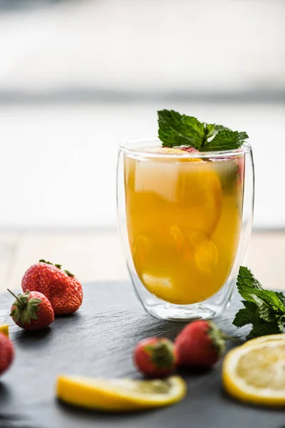 Saftig Sommar Cocktail Med Jordgubbar Och Mynta Skiffer Ombord — Stockfoto