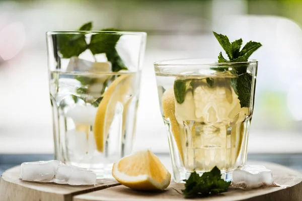 Vista Cerca Dos Vasos Con Limonada Fría Fresca — Foto de Stock