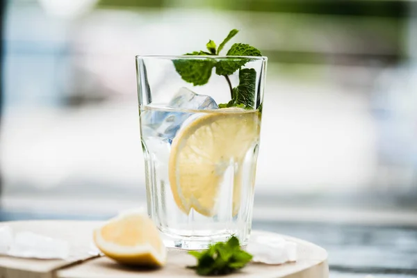 Närbild Glas Med Färska Kall Sommar Cocktail Och Isbitar — Stockfoto