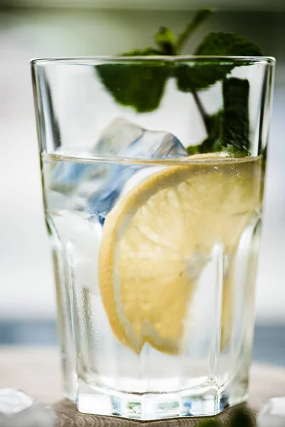 Nahaufnahme Von Frischem Kalten Mojito Cocktail Glas Auf Dem Tisch — kostenloses Stockfoto