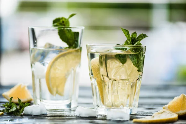 Γκρο Πλαν Θέα Φρέσκο Κρύο Mojito Cocktail Ποτήρια Στο Τραπέζι — Φωτογραφία Αρχείου