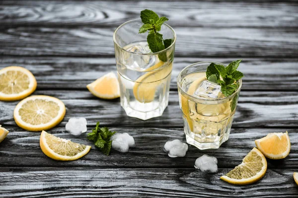 Visão Alto Ângulo Óculos Com Coquetel Mojito Ingredientes Mesa Madeira — Fotografia de Stock