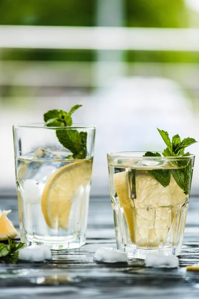 Två Glas Med Färska Kall Mojito Cocktail Bord — Stockfoto