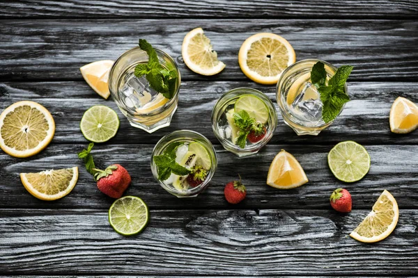 Bovenaanzicht Van Koude Zomer Cocktails Glazen Ingrediënten Houten Tafel — Stockfoto