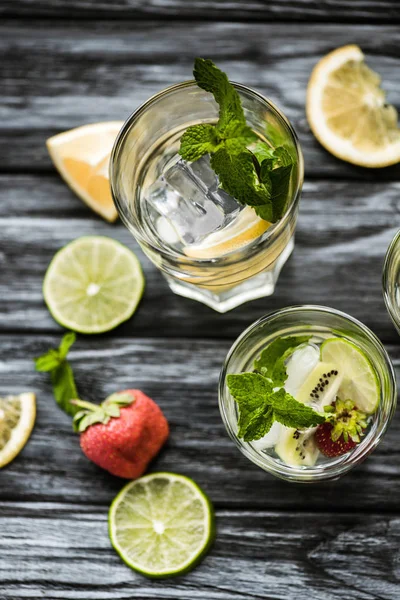 Vergrote Weergave Van Bril Met Heerlijke Aardbei Kiwi Mojito Cocktail — Gratis stockfoto