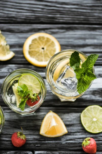 Top View Delicious Cold Summer Cocktail Mint Strawberries Glasses Wooden — Free Stock Photo