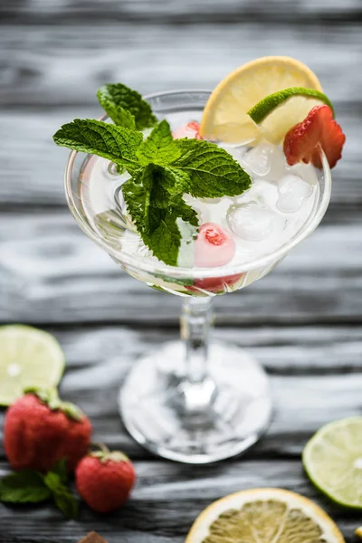 Vedere Aproape Cocktail Ului Mojito Căpșuni Proaspete Sticlă Masa Lemn — Fotografie, imagine de stoc