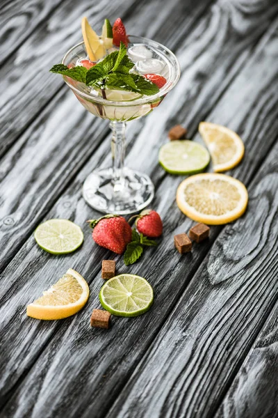 High Angle View Delicious Summer Cocktail Mint Lime Lemon Strawberries — Free Stock Photo