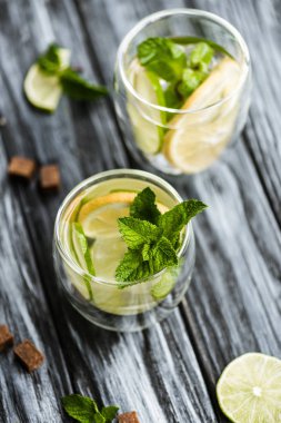 ahşap masa üzerinde taze soğuk Mojito gözlükte kokteyl yüksek açılı görünüş  
