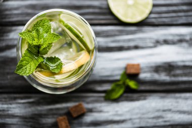 ahşap masa üzerinde taze soğuk Mojito cam kokteyl üstten görünüm 