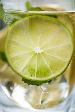 Cam soğuk taze mojito ve kireç dilim ile yakından görmek 