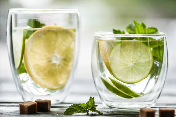 Närbild Två Glas Med Färska Kall Mojito Cocktail Bord — Stockfoto