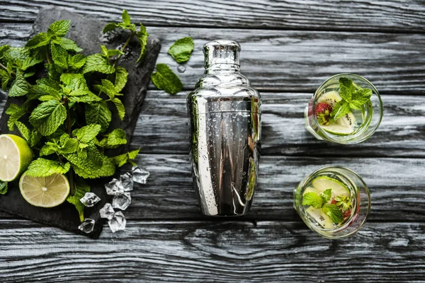 Bovenaanzicht Van Shaker Glazen Ingrediënten Voor Aardbei Kiwi Mojito Houten — Stockfoto