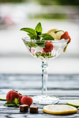 taze yaz kokteyl meyve ve nane margarita cam ile yakından görmek