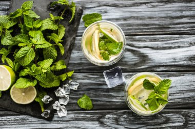 ahşap yüzey üzerinde gözlük mojito ve taze malzemeler ile üstten görünüm 
