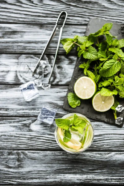 Vista Superior Los Ingredientes Para Hacer Mojito Vidrio Superficie Madera — Foto de Stock