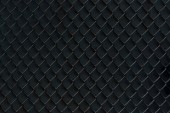 kovový plot na černém pozadí, plnoformátový zobrazení