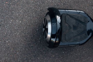 siyah kendi kendine karşı scooter üstten görünüm Caddesi üzerinde  