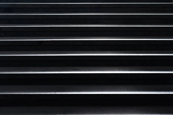 Horizontal Glänzende Metallstreifen Auf Schwarz — Stockfoto