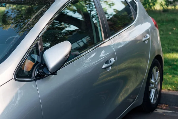 Dettaglio Auto Parcheggiata Grigio Lucido Sfondo Trasporto — Foto Stock