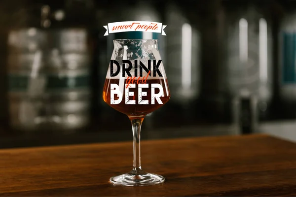 Vaso Cerveza Fresca Fría Deliciosa Mesa Madera Pub Con Inspiración — Foto de stock gratis