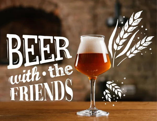 木製のテーブルにガラスの新鮮な冷たいビールのクローズ アップ ビュー 友人とビール インスピレーションのバー — ストック写真