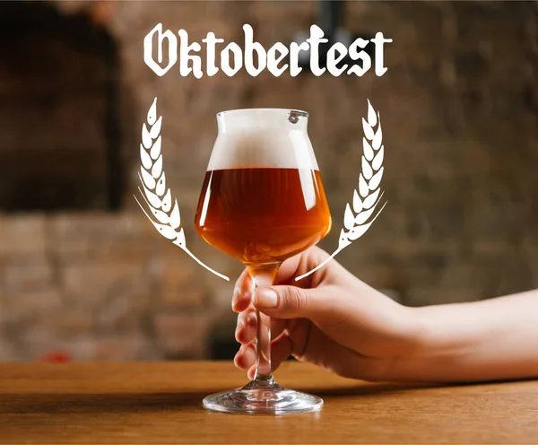 Částečný Pohled Osoby Držící Čerstvé Studené Pivo Hospodě Nápisem Oktoberfest — Stock fotografie