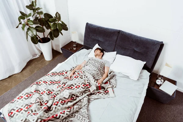 Evde Yatakta Uyuyan Genç Adamın Yüksek Açılı Görünüş — Stok fotoğraf