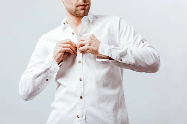 Частичный Взгляд Бизнесмена Застегивающего Белую Рубашку Изолированную Сером — стоковое фото