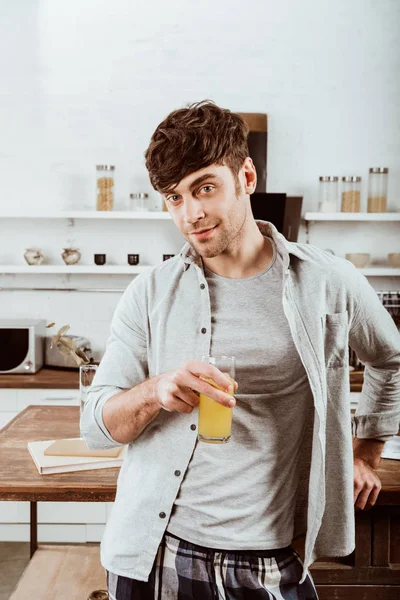 Alegre Joven Pie Con Jugo Naranja Cocina Casa — Foto de stock gratis