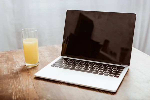 Vista Perto Laptop Com Tela Branco Suco Laranja Mesa — Fotos gratuitas