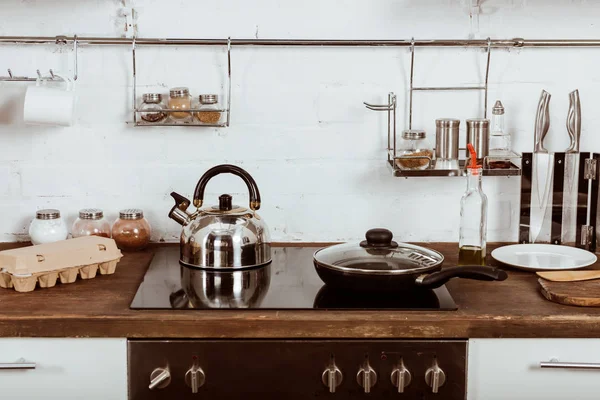 フライパンとストーブの上のティーポットがモダンなキッチン インテリアの選択と集中 — ストック写真