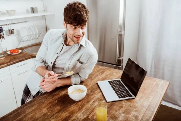 High Angle View Male Freelancer Eating Corn Flakes Breakfast Table — Free Stock Photo