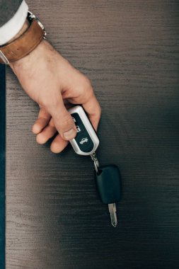 Uzaktan Araba anahtar tablosundan kapalı alarak işadamı resim kırpılmış 