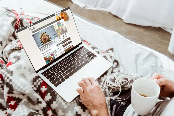 Cropped Image Man Holding Coffee Cup Using Laptop Bbc Food — Stock Photo, Image