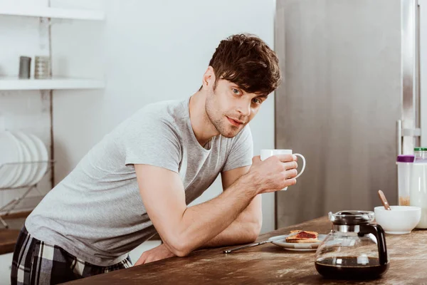 Hombre Bebiendo Café Mesa Con Tostadas Cafetera Cocina Casa — Foto de Stock