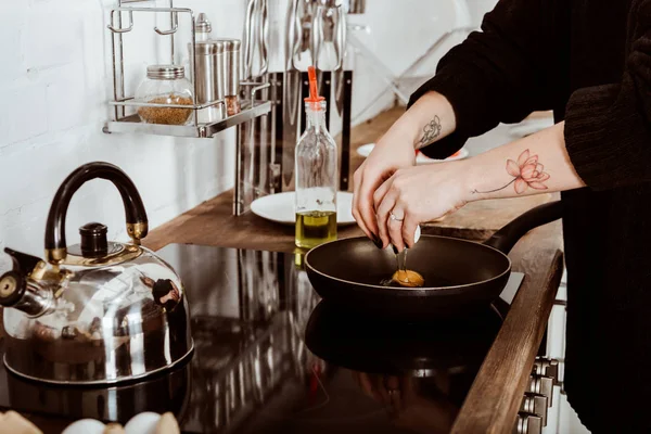 Imagen Recortada Mujer Con Mano Tatuada Haciendo Huevos Desayuno Casa — Foto de Stock