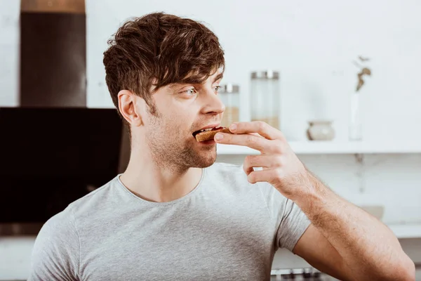 キッチンで朝食のジャム付きトーストを食べますを持つ男の肖像 — ストック写真