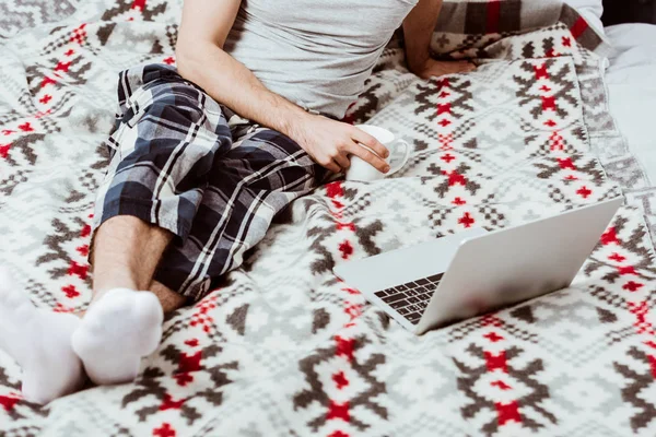 Partial View Male Freelancer Coffee Cup Sitting Bed Laptop Home — Free Stock Photo