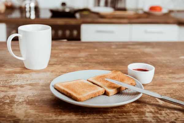 厨房桌子上的烤面包 果酱和咖啡杯的选择性焦点 — 图库照片