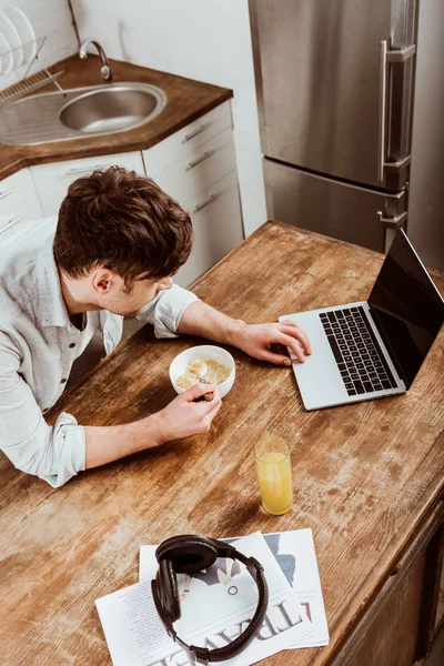 High Angle View Male Freelancer Eating Corn Flakes Breakfast Table — Free Stock Photo