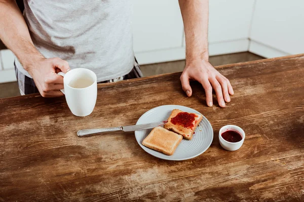 Imagem Cortada Homem Com Xícara Café Mesa Com Torradas Geléia — Fotografia de Stock Grátis